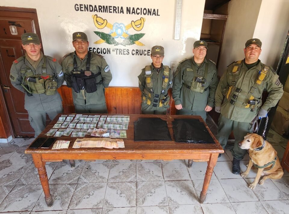Detuvieron a un hombre en Tres Cruces por transportar cocaína