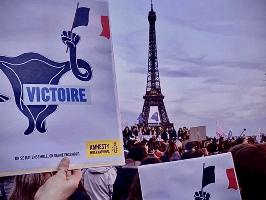 Francia protege el derecho al aborto en su Constitución