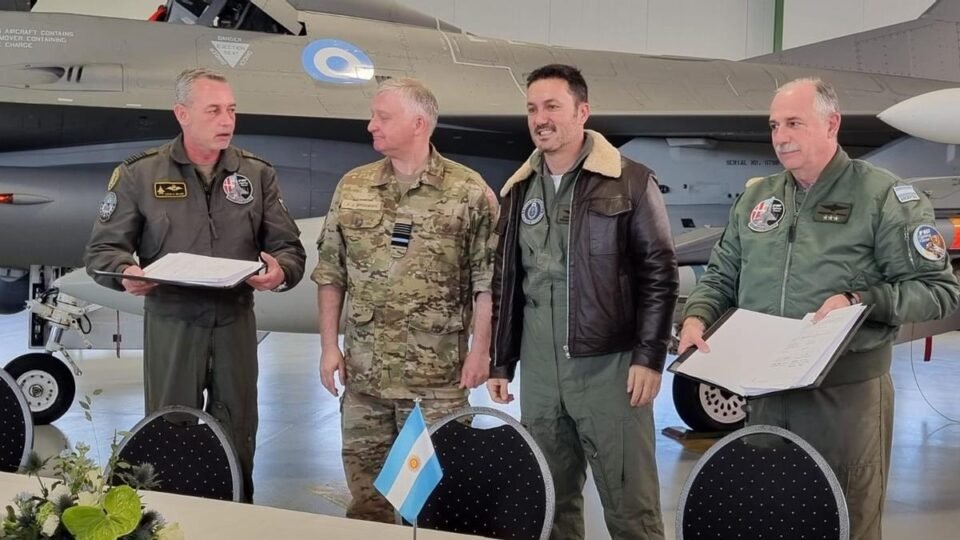 El Gobierno Nacional compró 24 aeronaves F-16 a Dinamarca