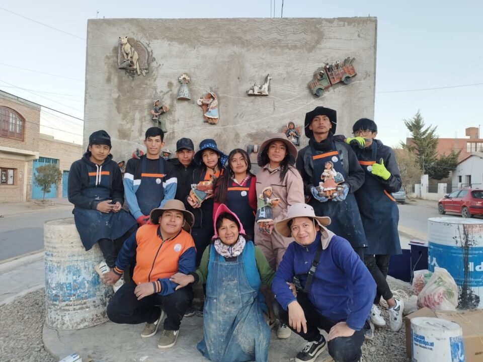 Jóvenes de Casira realizan un mural en La Quiaca 
