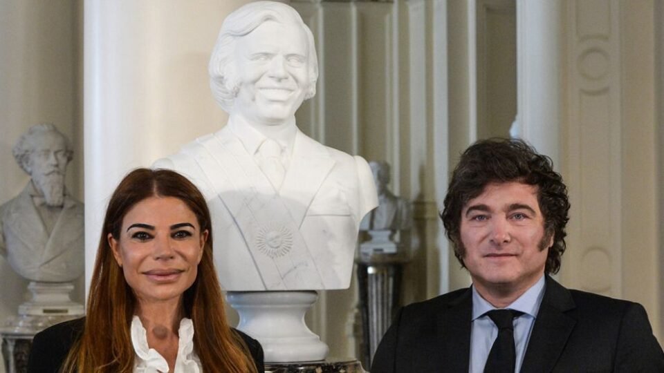 Inauguraron un busto de Menem en Casa Rosada 