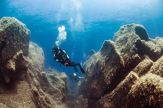 Descubren la montaña submarina más grande del mundo 