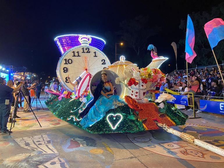 Con el 1° desfile de carrozas, la FNE dio inicio a su nueva edición
