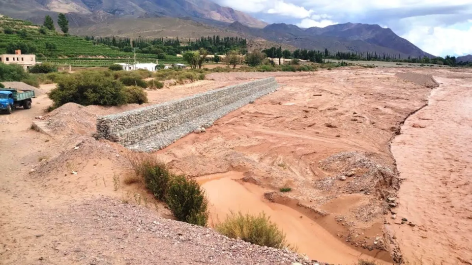 Realizaron obras de protección en ríos de Quebrada y Valles 