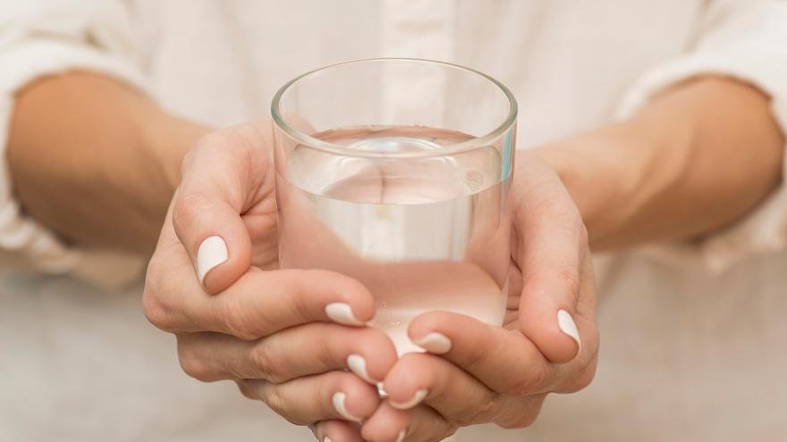 Beneficios de tomar un vaso de agua tibia en ayunas 