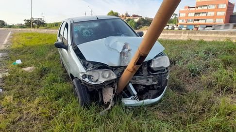 Un vehículo chocó y se incendió en RN 9 