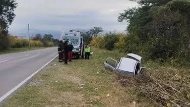 Un automovilista perdió el control y volcó