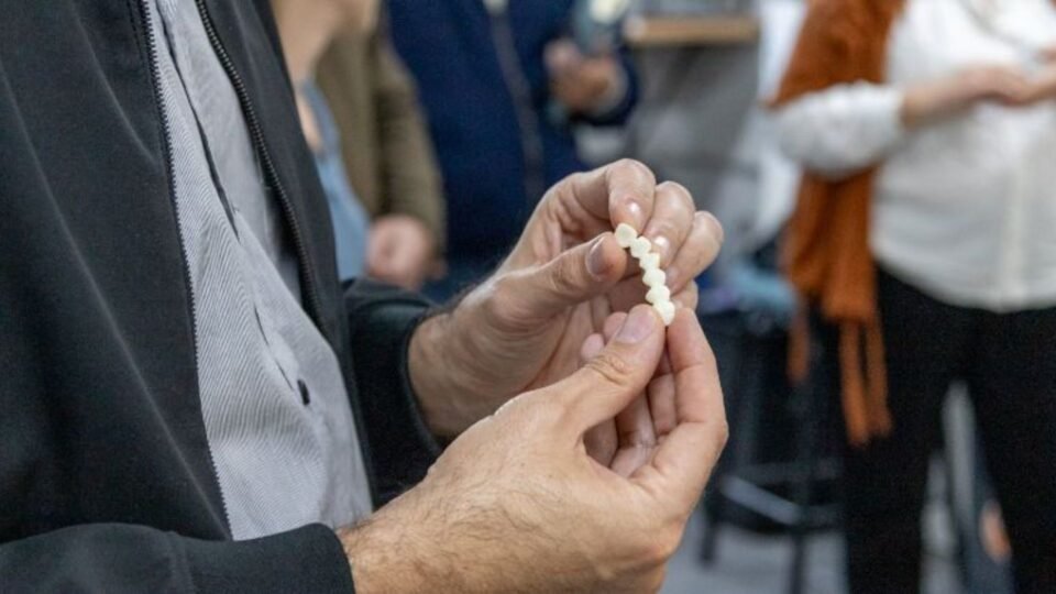 Desarrollaron un material líquido para producir piezas dentales 