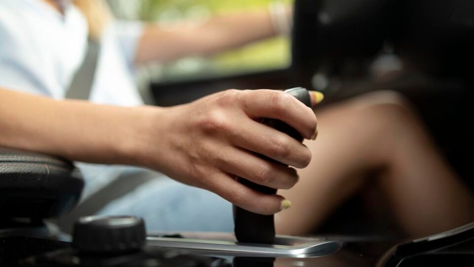 Cuál es el error que cometen los conductores al encender el auto 