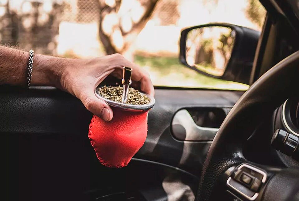 Algunas provincias prohibieron tomar mate en el auto