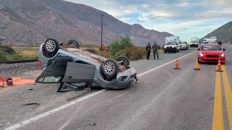 Un auto volcó en RN9, hay un fallecido 