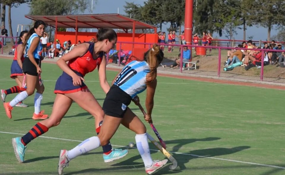 Construyen la primera cancha reglamentaria de hockey 