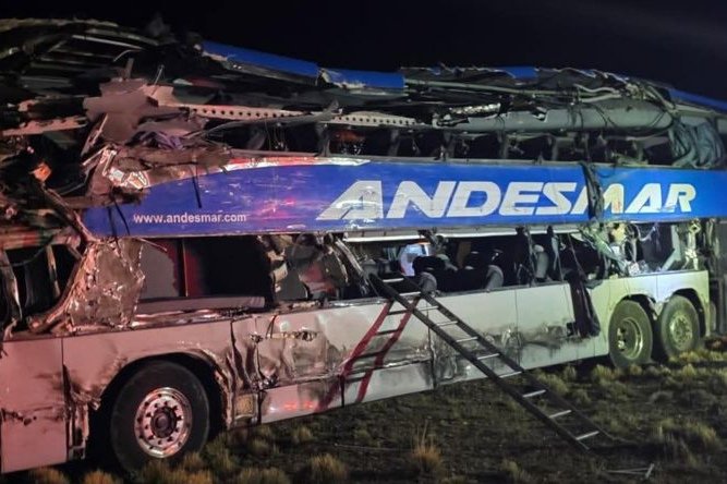 Un colectivo que venía a Jujuy chocó con un camión, hay 4 muertos 