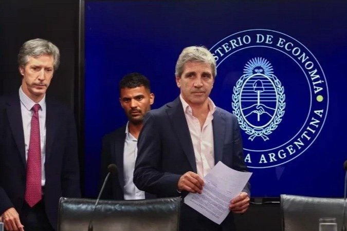 El riesgo país casi llegó a los 900 puntos 