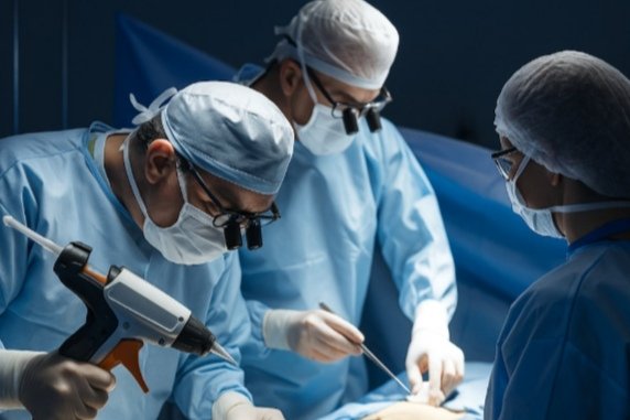 Crean “pistola 3D” que imprime huesos en cirugías 