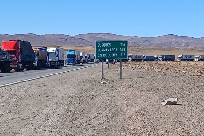 Más de 200 camiones varados por el cierre del Paso de Jama