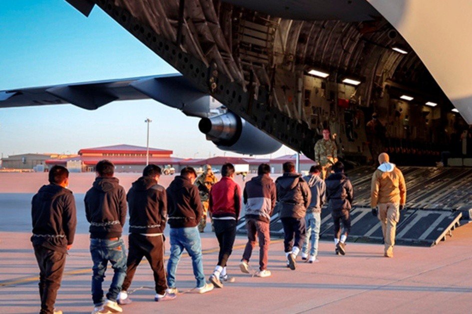 Llegó el avión con argentinos deportados de los EEUU 
