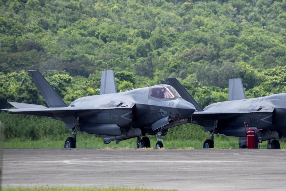 Donald Trump envió aviones de combate a Puerto Rico