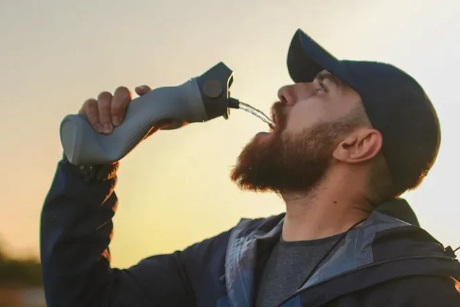 Inventaron una botella que potabiliza el agua