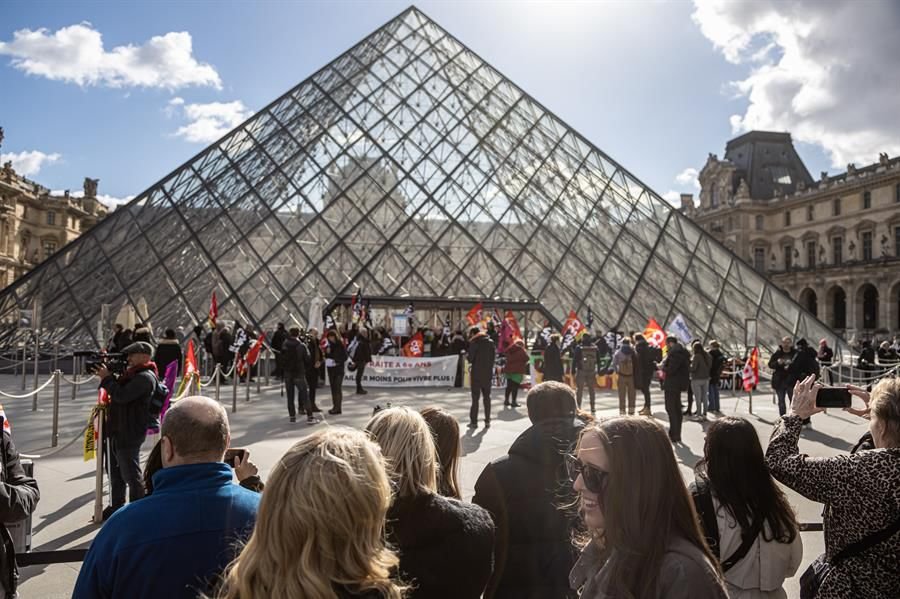 Reabrió el Museo del Louvre tras un robo millonario de joyas  Reabrió el Museo del Louvre tras un robo millonario de joyas