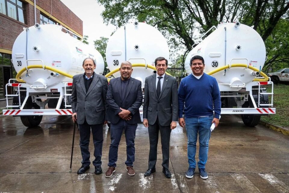 Entregaron tanques atmosféricos a municipios 