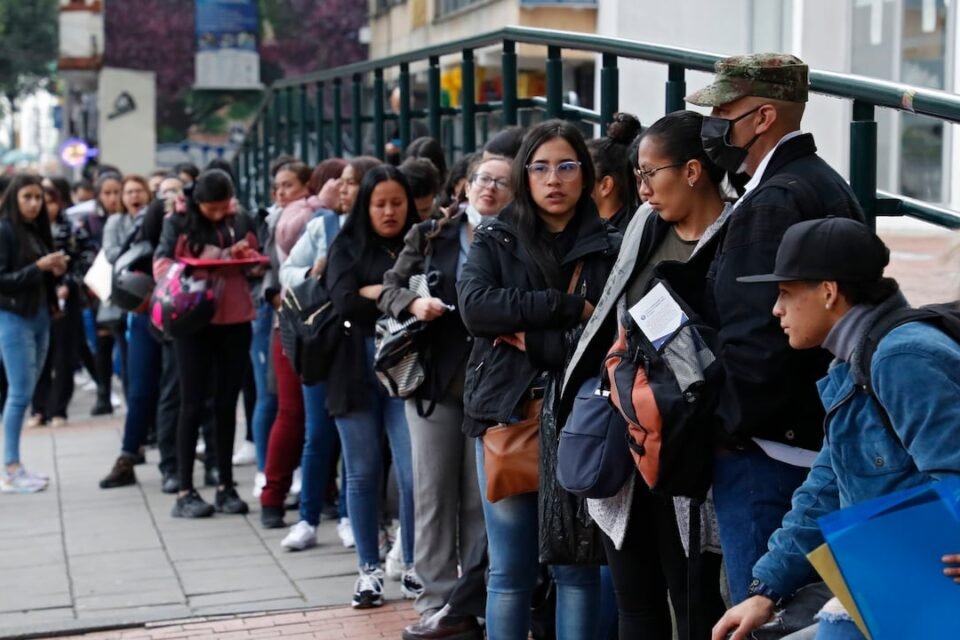 Se perdieron más de 200.000 empleos asalariados 