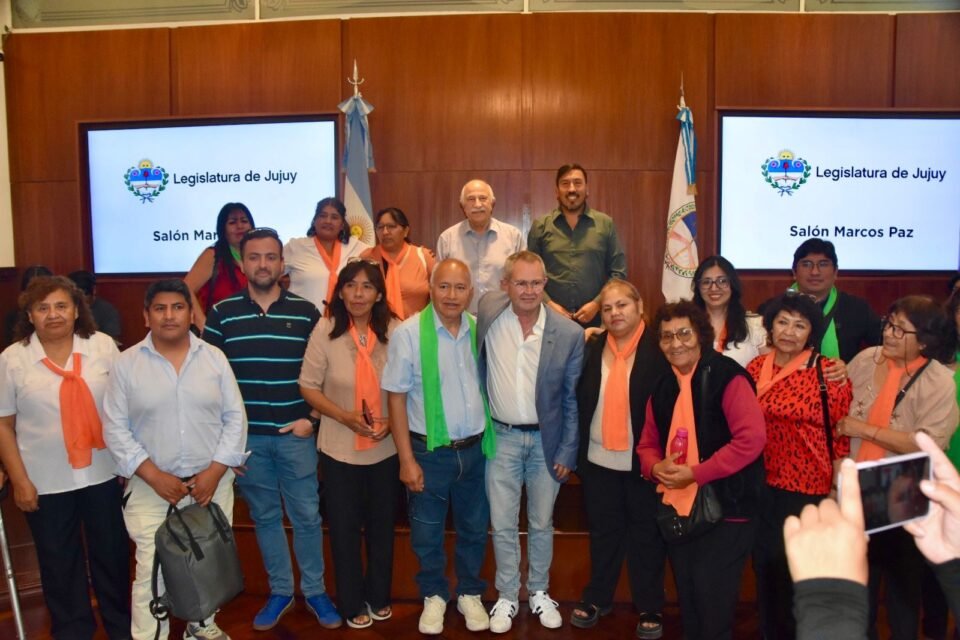 Pizarro firmó un convenio de cooperación con entidades vecinales  Pizarro firmó un convenio de cooperación con entidades vecinales