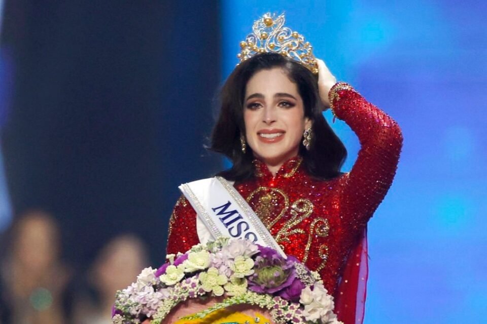 Fátima Bosch, de México, es la nueva Miss Universo 