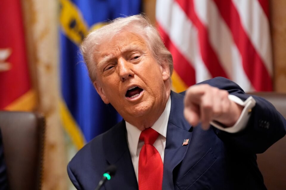 Renuncian dos jefes de la BBC por modificar un discurso de Trump 