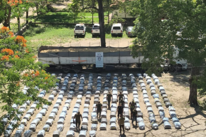 Incautaron un camión con casi 5 toneladas de hojas de coca