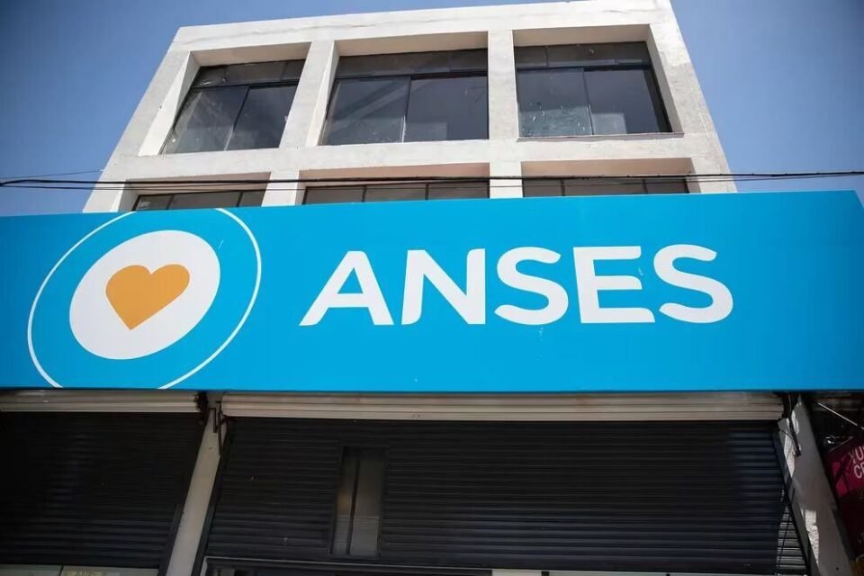 ANSES oficializó el bono de .000 para jubilados 