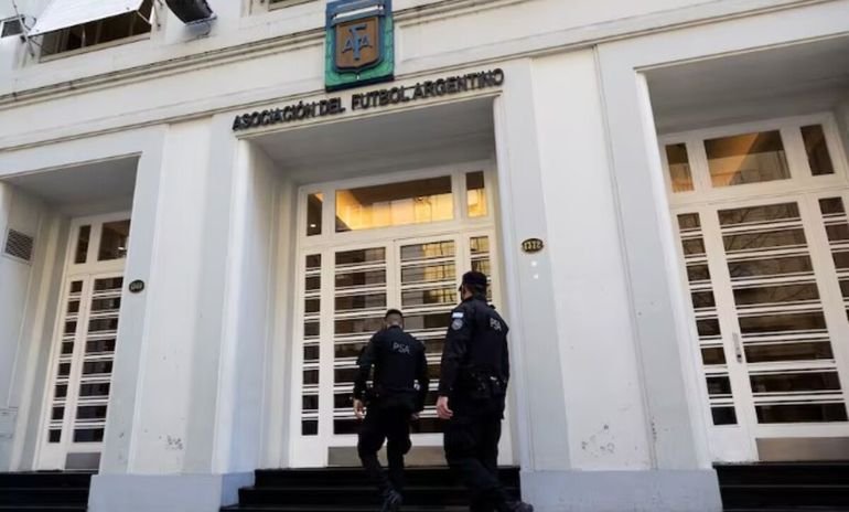 Allanaron la sede de la AFA y el predio de Ezeiza 