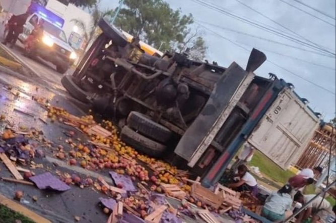 Un camión volcó y los vecinos se llevaron la mercadería 