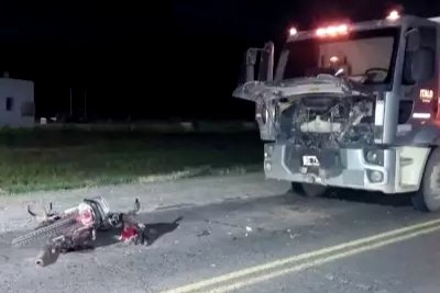 Grave accidente entre un camión y una moto 