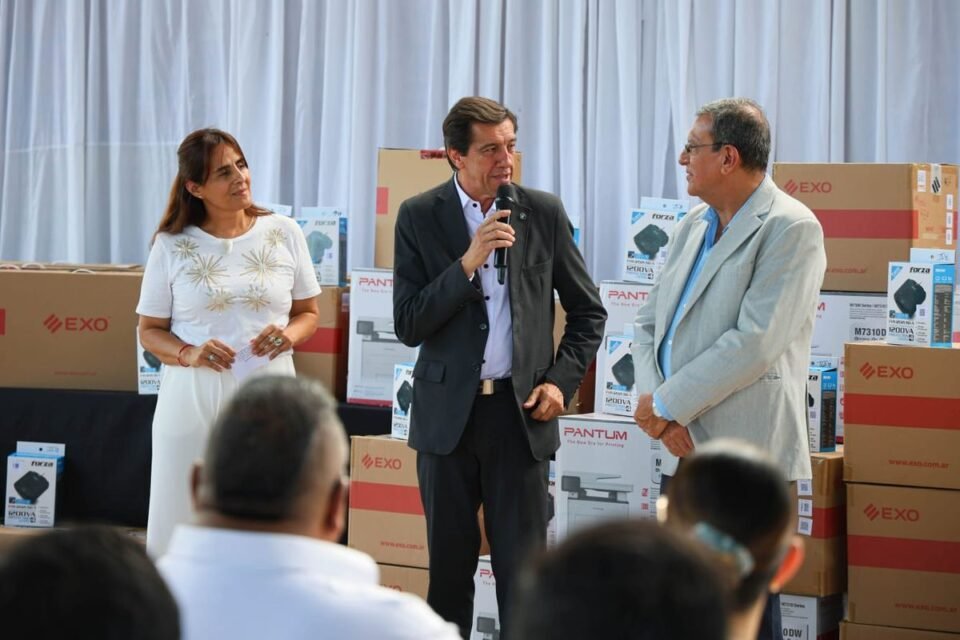 Entregaron equipos tecnológicos para Educación 