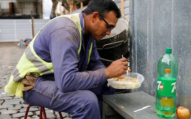 Más de la mitad de los trabajadores saltean comidas 