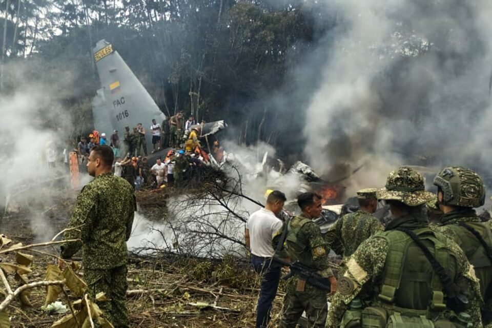 Un avión de la Fuerza Aérea de Colombia se estrelló, hay 68 fallecidos 