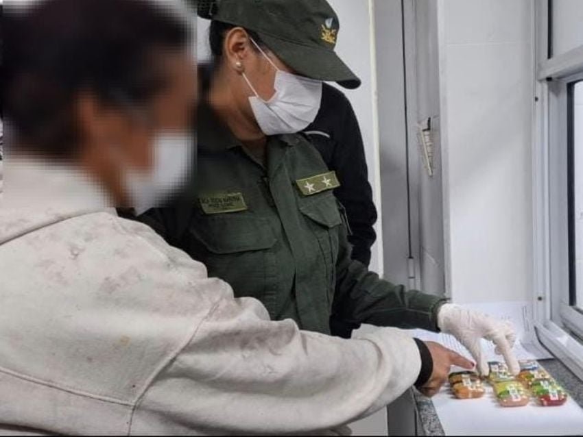 Detuvieron a un joven que ingirió 95 cápsulas con cocaína