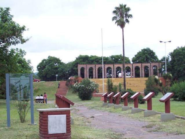 Violento enfrentamiento en la Plaza de Los Inmigrantes