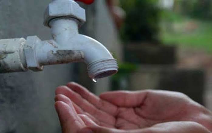Por la rotura de un acueducto varios barrios están sin agua 