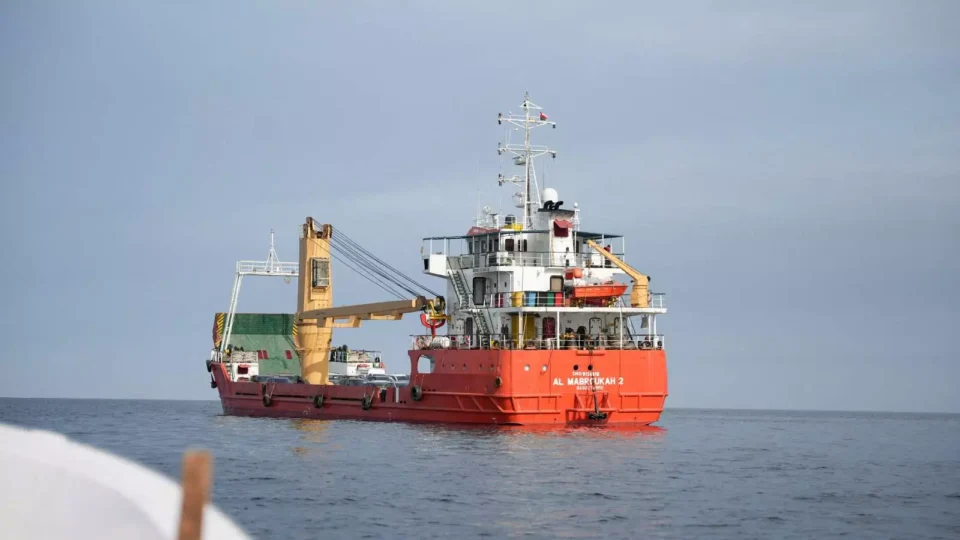 Irán anunció que reabrió el estrecho de Ormuz 