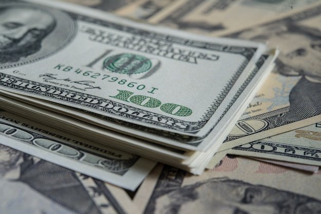 El déficit de servicios cayó 35% interanual en marzo 