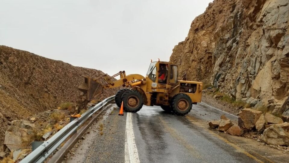 Tránsito: Rutas intransitables por crecidas de ríos 