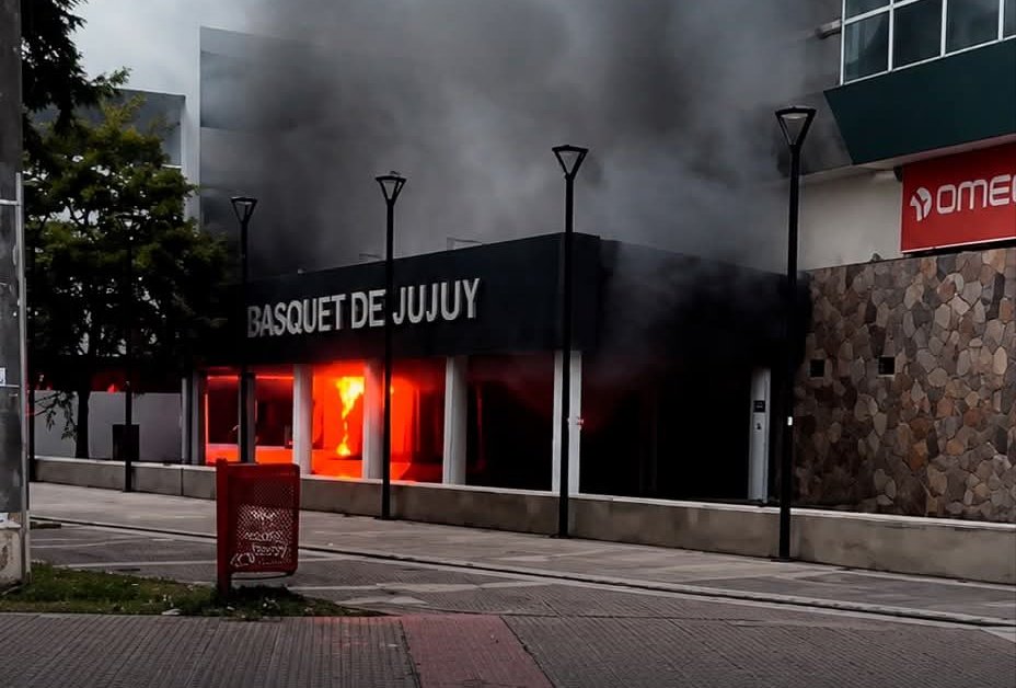 Hay dos detenidos por el incendio en la Federación de Básquet 