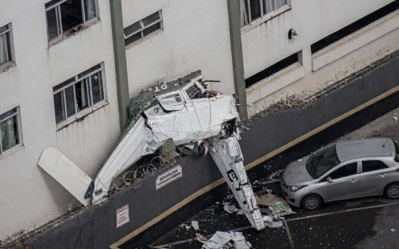 Brasil: una avioneta se estrelló contra un edificio