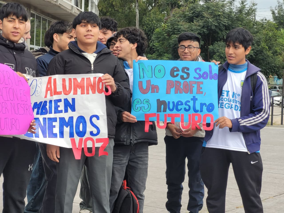Estudiantes exigieron la reincorporación de un profesor 