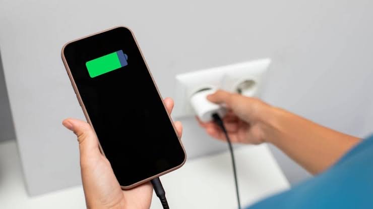 Consejos para evitar que el cargador del celular se sobrecaliente