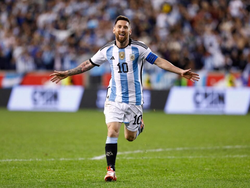Con tres goles de Messi Argentina venció a Argelia 