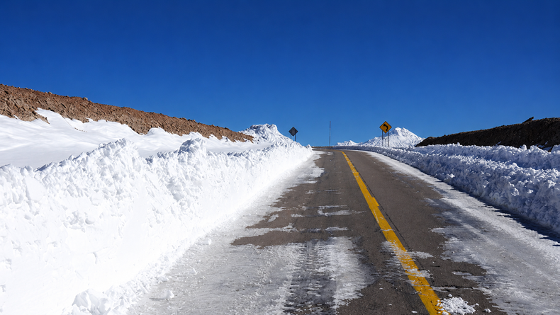 Por acumulación de nieve cerraron el Paso de Jama 