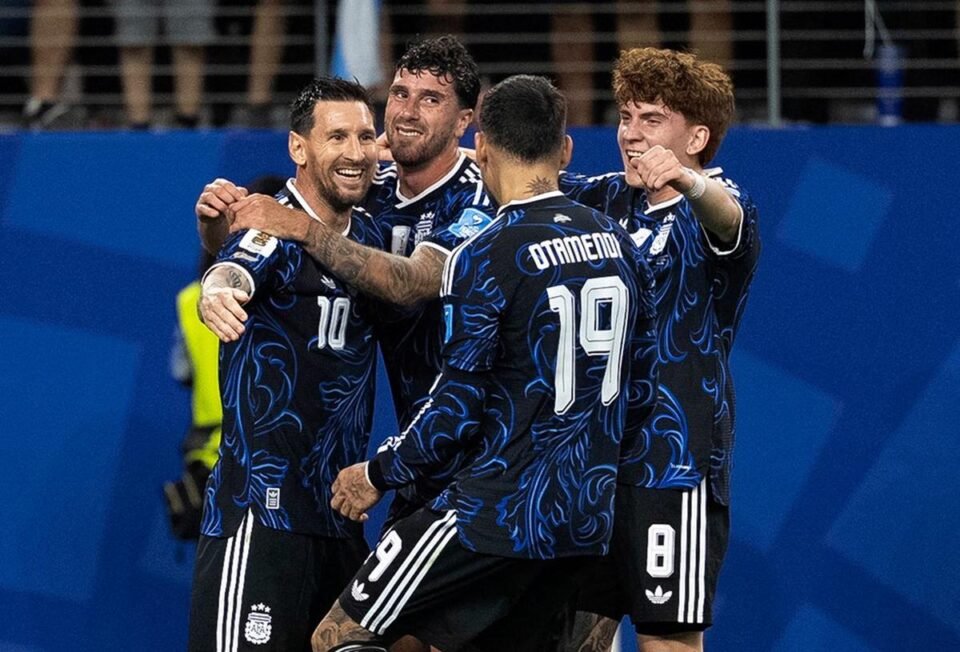 Argentina jugará con la camiseta azul ante Inglaterra 